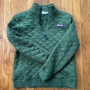 Vineyard vines quilted women’s olive green sweatshirt
